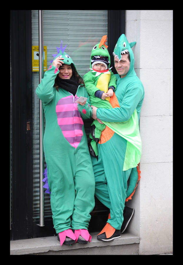 7.039 personas divididas en 25 comparsas desfilan este fin de semana por las calles de la capital alavesa en lo que supone un récord de participación, sin parangón en localidades cercanas.