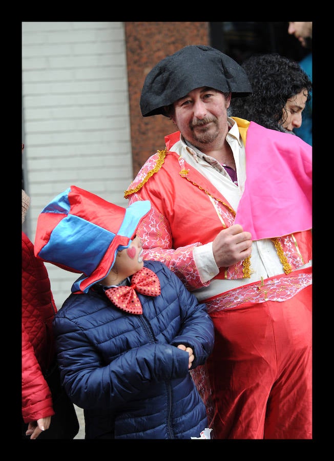 7.039 personas divididas en 25 comparsas desfilan este fin de semana por las calles de la capital alavesa en lo que supone un récord de participación, sin parangón en localidades cercanas.