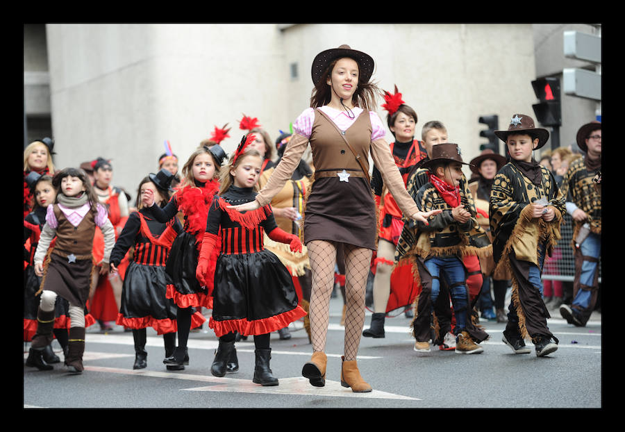 7.039 personas divididas en 25 comparsas desfilan este fin de semana por las calles de la capital alavesa en lo que supone un récord de participación, sin parangón en localidades cercanas.