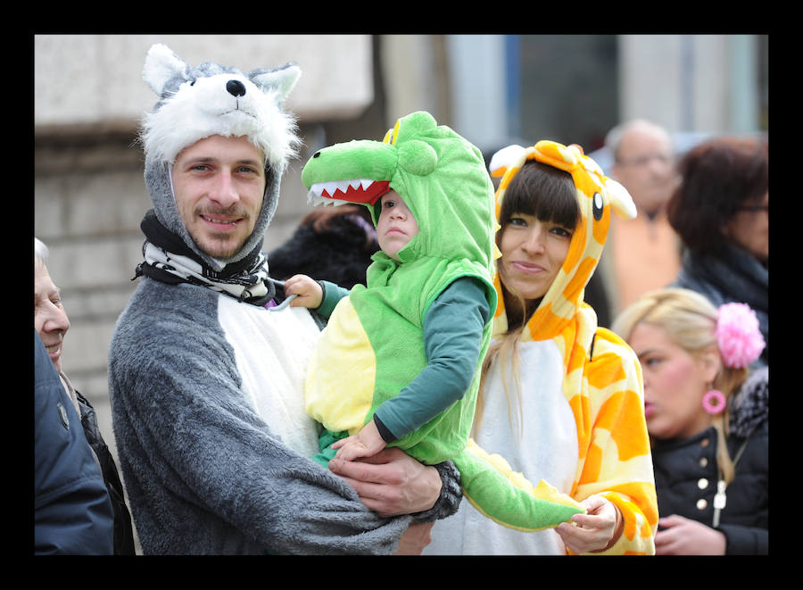 7.039 personas divididas en 25 comparsas desfilan este fin de semana por las calles de la capital alavesa en lo que supone un récord de participación, sin parangón en localidades cercanas.