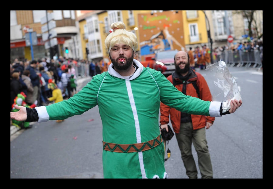 7.039 personas divididas en 25 comparsas desfilan este fin de semana por las calles de la capital alavesa en lo que supone un récord de participación, sin parangón en localidades cercanas.