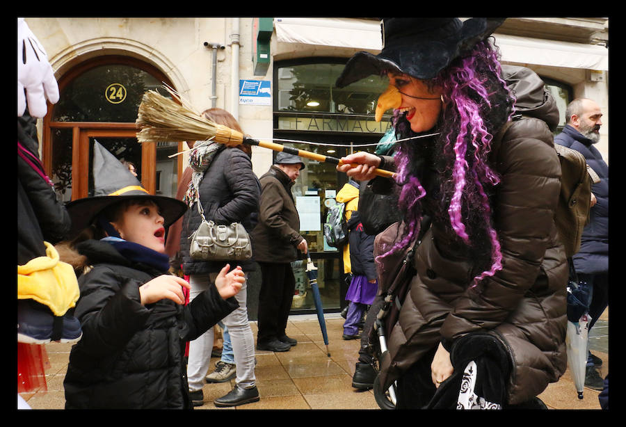 7.039 personas divididas en 25 comparsas desfilan este fin de semana por las calles de la capital alavesa en lo que supone un récord de participación, sin parangón en localidades cercanas.