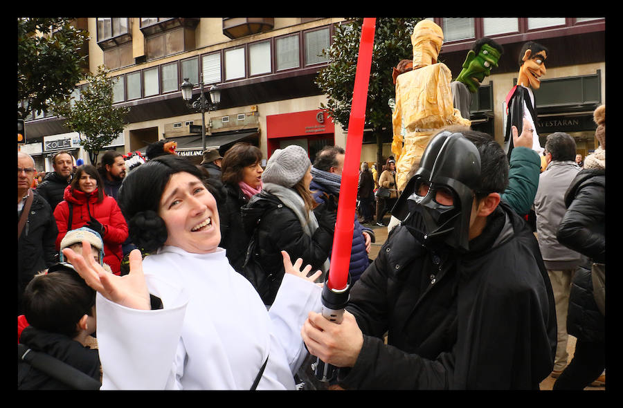 7.039 personas divididas en 25 comparsas desfilan este fin de semana por las calles de la capital alavesa en lo que supone un récord de participación, sin parangón en localidades cercanas.