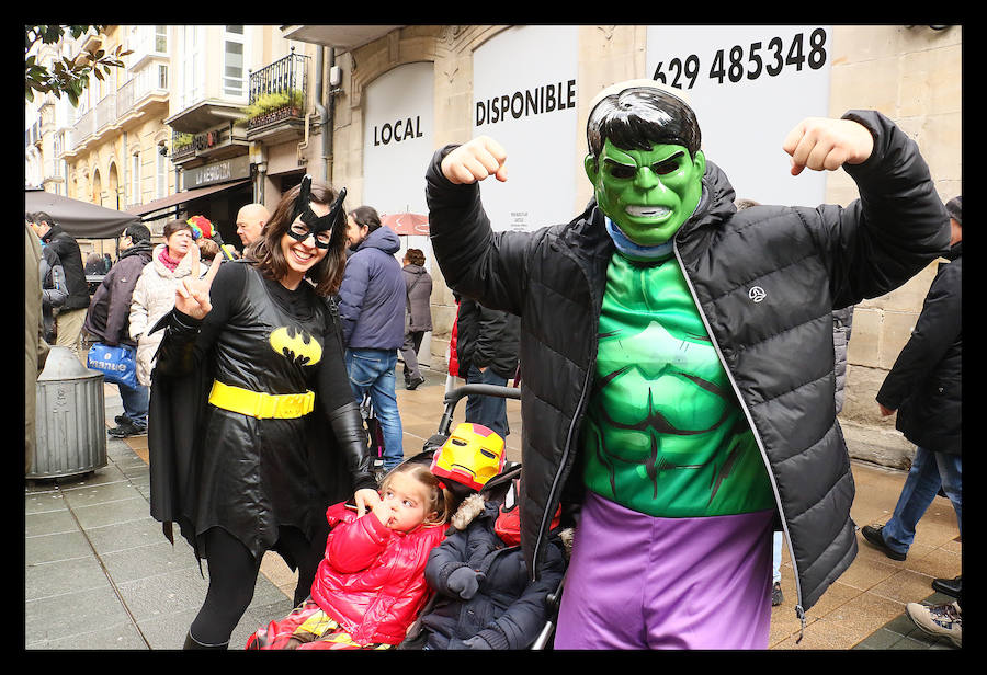 7.039 personas divididas en 25 comparsas desfilan este fin de semana por las calles de la capital alavesa en lo que supone un récord de participación, sin parangón en localidades cercanas.