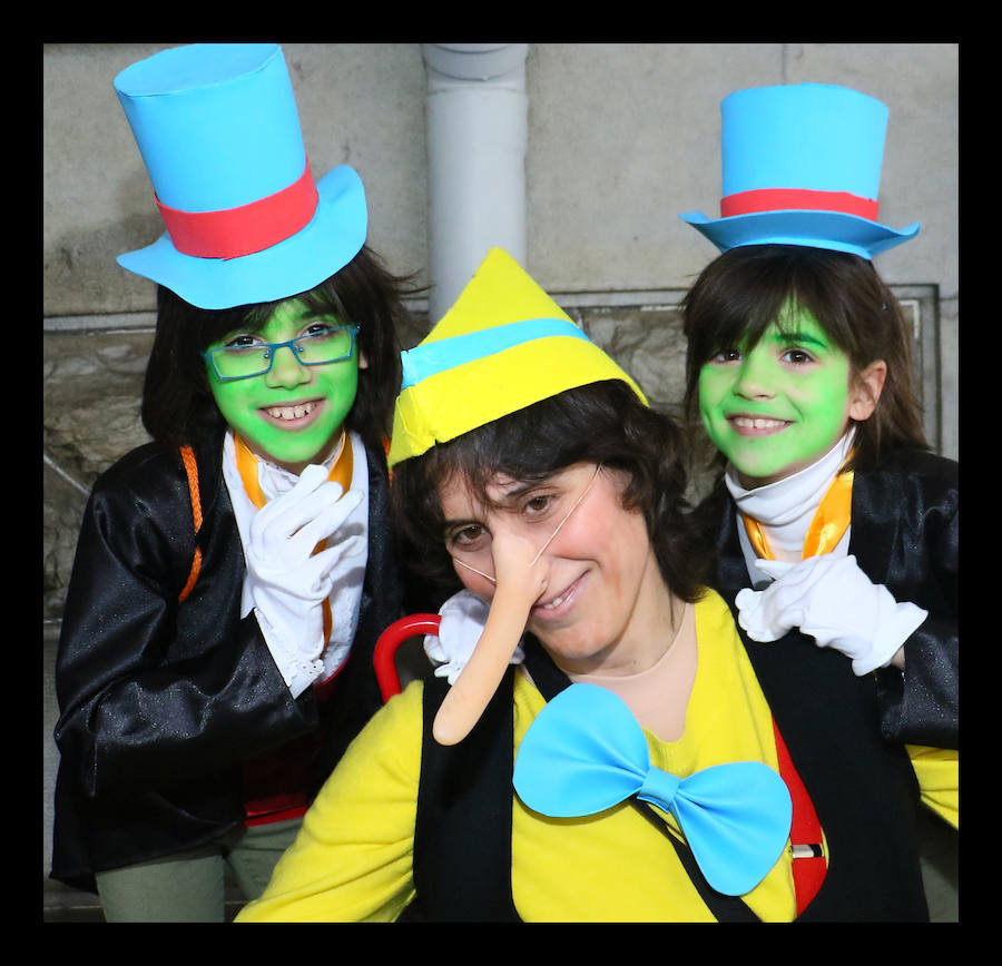 7.039 personas divididas en 25 comparsas desfilan este fin de semana por las calles de la capital alavesa en lo que supone un récord de participación, sin parangón en localidades cercanas.