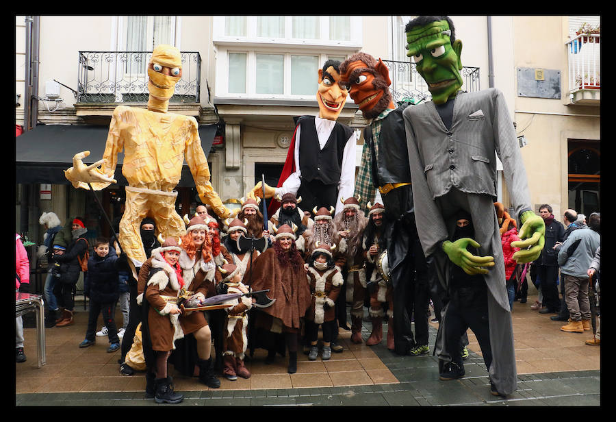 7.039 personas divididas en 25 comparsas desfilan este fin de semana por las calles de la capital alavesa en lo que supone un récord de participación, sin parangón en localidades cercanas.