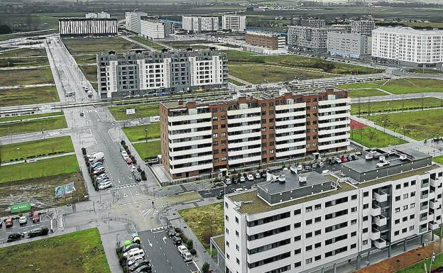 Vista panorámica del barrio de Arkaiate, salpicado de solares sin construir.