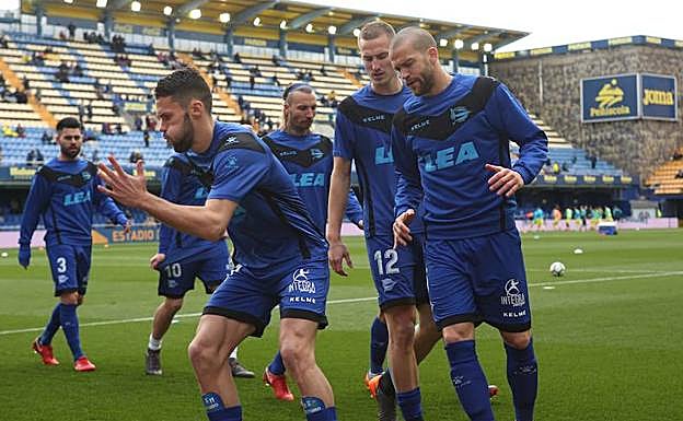 Los jugadores del Alavés calientan sobre el césped del Estadio de la Cerámica.