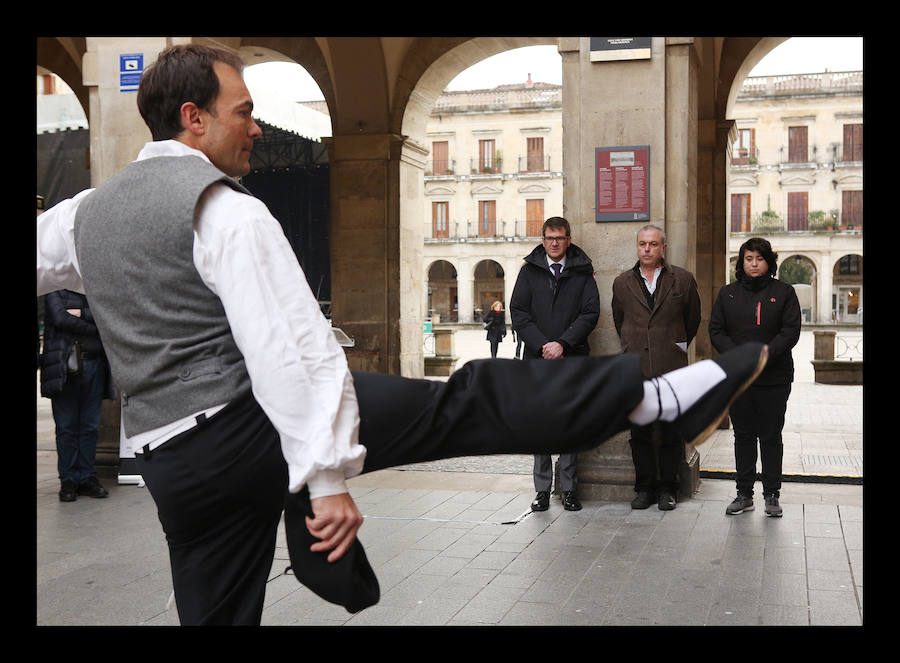 La capital alavesa conmemora el bicentenario de la muerte de su arquitecto más ilustre y generoso. Le encargaron una plaza y dio forma a la nueva ciudad