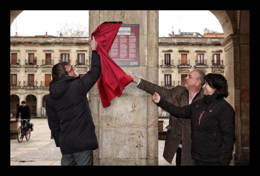 La capital alavesa conmemora el bicentenario de la muerte de su arquitecto más ilustre y generoso. Le encargaron una plaza y dio forma a la nueva ciudad