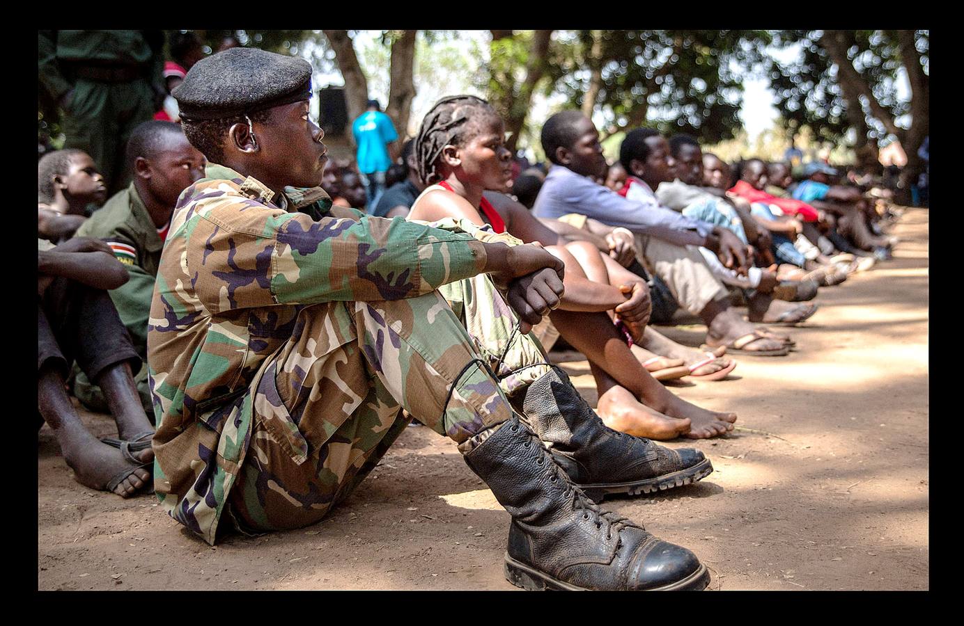 Más de 300 niños soldados, incluidas 87 niñas, han sido liberados en la región de Yambio, devastada por la guerra de Sudán del Sur, como parte de un programa destinado a ayudar a reintegrarlos en la sociedad. El conflicto en Sudán del Sur, un nuevo país surgido de la independencia de Sudán en 2011, se inició dos años después de la escisión, ha causado la muerte a decenas de miles de personas y ha generado el desarraigo de más de cuatro millones. El programa de integración en Yambio (las fotografías muestran la ceremonia de liberación en esa localidad, al sur del país), tiene como objetivo ayudar a más de 700 niños soldados para que regresen a la vida normal.