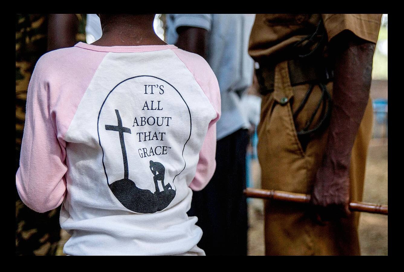 Más de 300 niños soldados, incluidas 87 niñas, han sido liberados en la región de Yambio, devastada por la guerra de Sudán del Sur, como parte de un programa destinado a ayudar a reintegrarlos en la sociedad. El conflicto en Sudán del Sur, un nuevo país surgido de la independencia de Sudán en 2011, se inició dos años después de la escisión, ha causado la muerte a decenas de miles de personas y ha generado el desarraigo de más de cuatro millones. El programa de integración en Yambio (las fotografías muestran la ceremonia de liberación en esa localidad, al sur del país), tiene como objetivo ayudar a más de 700 niños soldados para que regresen a la vida normal.