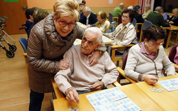 Un grupo de ancianos, en una residencia. 