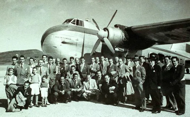 El 8 de octubre de 1949 fue el primer vuelo del Athletic. La plantilla posa junto al avión de Aviaco.