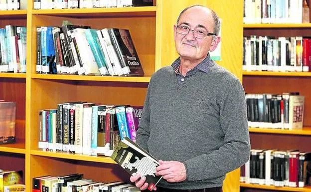 Koldo Zuazo, en la biblioteca del centro cívico Hegoalde, donde ofreció ayer una conferencia. 