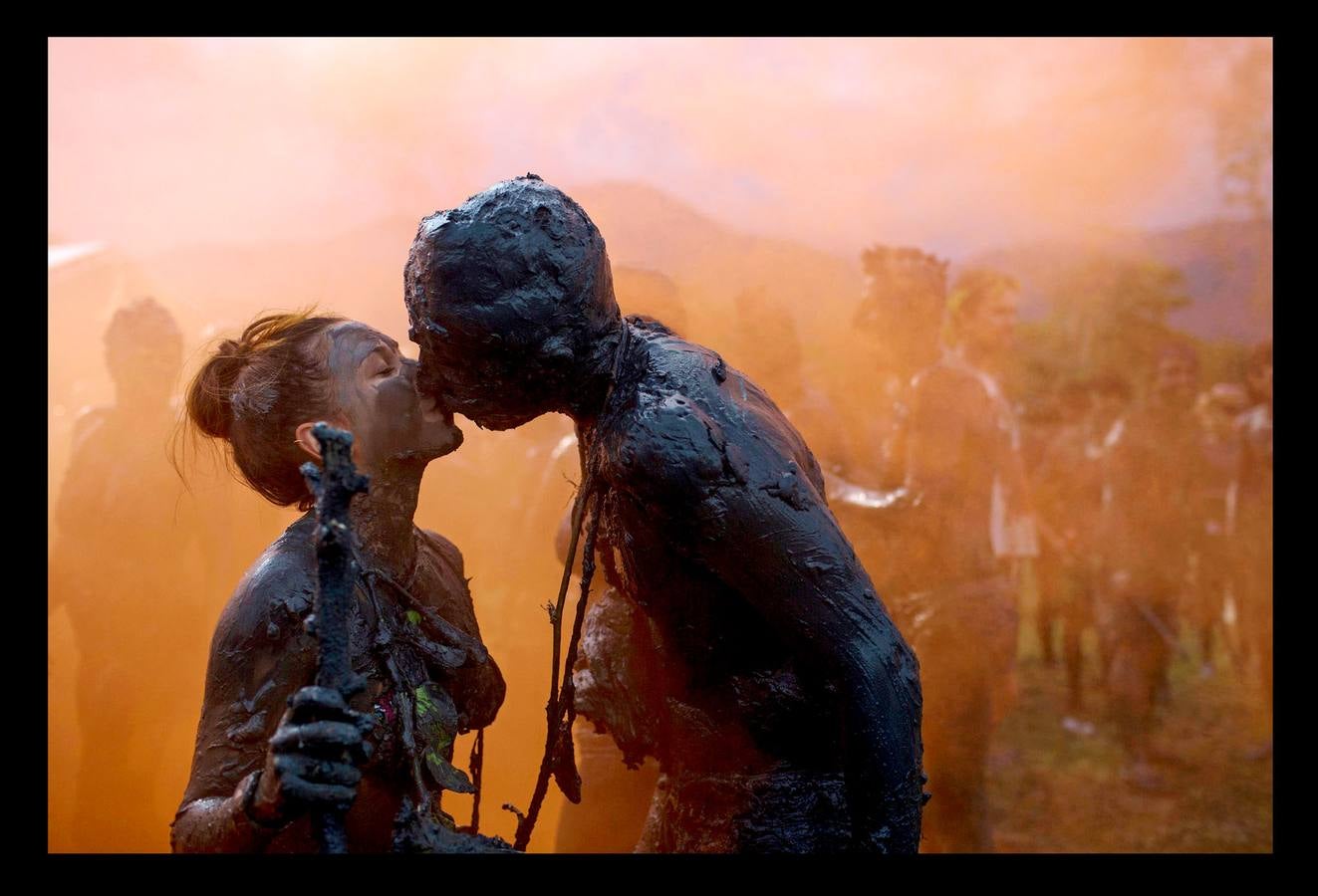 La fiesta 'Bloco de Lama', es una celebración en torno al barro que comenzó en la ciudad brasileña de Paraty, en 1986. Lo que comenzó como una diversión practicada por jóvenes, es en la actualidad todo un evento en la histórica ciudad ubicada a orillas de dos ríos, a 250 kilómetros de Río de Janeiro, que fue durante varios siglos sede del puerto exportador de oro más importante de Brasil. Envolverse en barro, dicen algunos participantes, elimina energías negativas y fluidos perniciosos y puede desarrollar la fantasía