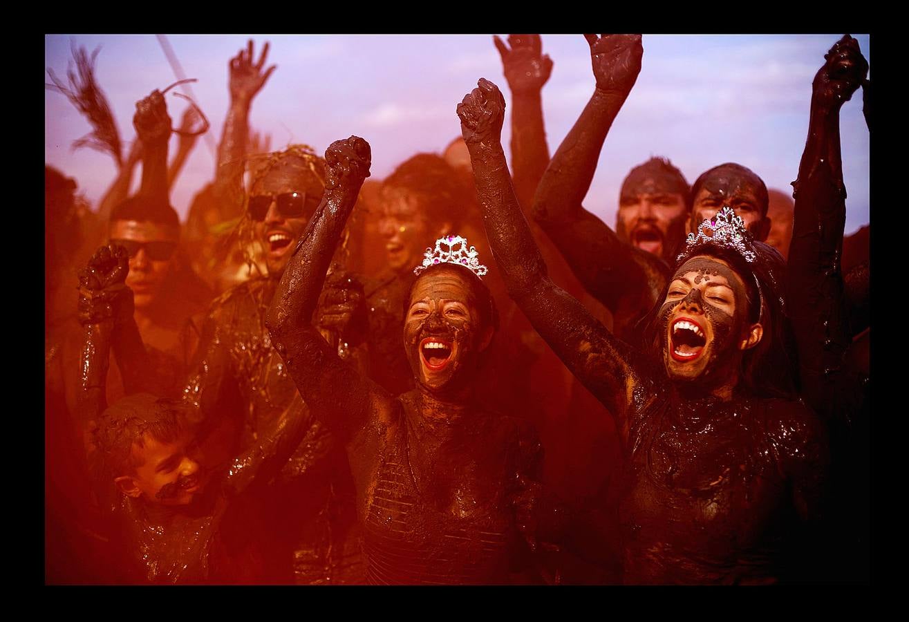 La fiesta 'Bloco de Lama', es una celebración en torno al barro que comenzó en la ciudad brasileña de Paraty, en 1986. Lo que comenzó como una diversión practicada por jóvenes, es en la actualidad todo un evento en la histórica ciudad ubicada a orillas de dos ríos, a 250 kilómetros de Río de Janeiro, que fue durante varios siglos sede del puerto exportador de oro más importante de Brasil. Envolverse en barro, dicen algunos participantes, elimina energías negativas y fluidos perniciosos y puede desarrollar la fantasía