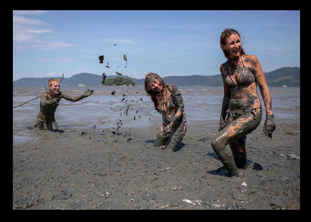 La fiesta 'Bloco de Lama', es una celebración en torno al barro que comenzó en la ciudad brasileña de Paraty, en 1986. Lo que comenzó como una diversión practicada por jóvenes, es en la actualidad todo un evento en la histórica ciudad ubicada a orillas de dos ríos, a 250 kilómetros de Río de Janeiro, que fue durante varios siglos sede del puerto exportador de oro más importante de Brasil. Envolverse en barro, dicen algunos participantes, elimina energías negativas y fluidos perniciosos y puede desarrollar la fantasía