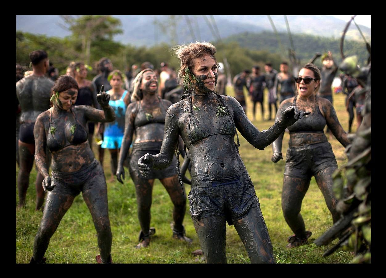 La fiesta 'Bloco de Lama', es una celebración en torno al barro que comenzó en la ciudad brasileña de Paraty, en 1986. Lo que comenzó como una diversión practicada por jóvenes, es en la actualidad todo un evento en la histórica ciudad ubicada a orillas de dos ríos, a 250 kilómetros de Río de Janeiro, que fue durante varios siglos sede del puerto exportador de oro más importante de Brasil. Envolverse en barro, dicen algunos participantes, elimina energías negativas y fluidos perniciosos y puede desarrollar la fantasía
