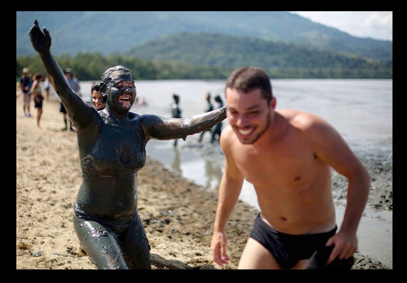 La fiesta 'Bloco de Lama', es una celebración en torno al barro que comenzó en la ciudad brasileña de Paraty, en 1986. Lo que comenzó como una diversión practicada por jóvenes, es en la actualidad todo un evento en la histórica ciudad ubicada a orillas de dos ríos, a 250 kilómetros de Río de Janeiro, que fue durante varios siglos sede del puerto exportador de oro más importante de Brasil. Envolverse en barro, dicen algunos participantes, elimina energías negativas y fluidos perniciosos y puede desarrollar la fantasía
