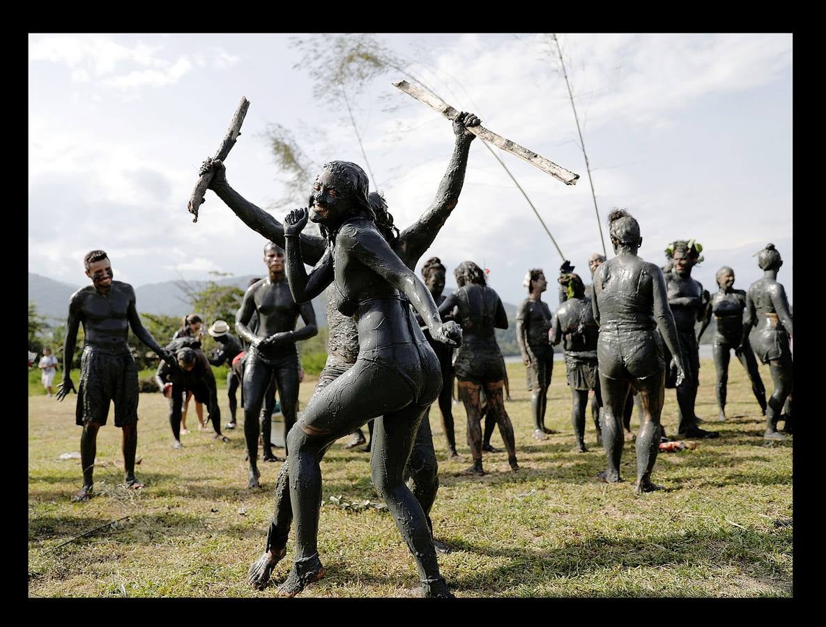 La fiesta 'Bloco de Lama', es una celebración en torno al barro que comenzó en la ciudad brasileña de Paraty, en 1986. Lo que comenzó como una diversión practicada por jóvenes, es en la actualidad todo un evento en la histórica ciudad ubicada a orillas de dos ríos, a 250 kilómetros de Río de Janeiro, que fue durante varios siglos sede del puerto exportador de oro más importante de Brasil. Envolverse en barro, dicen algunos participantes, elimina energías negativas y fluidos perniciosos y puede desarrollar la fantasía