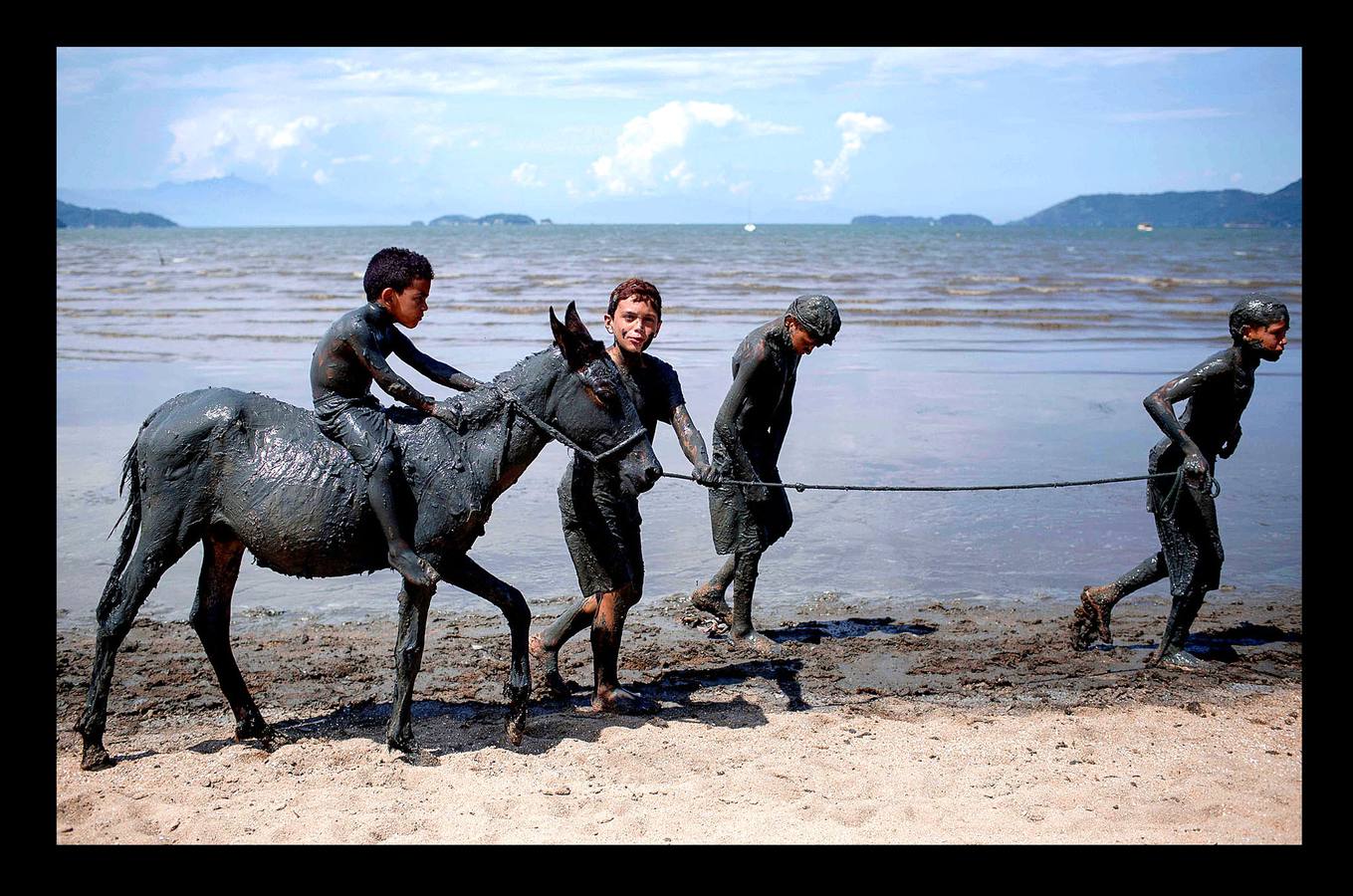 La fiesta 'Bloco de Lama', es una celebración en torno al barro que comenzó en la ciudad brasileña de Paraty, en 1986. Lo que comenzó como una diversión practicada por jóvenes, es en la actualidad todo un evento en la histórica ciudad ubicada a orillas de dos ríos, a 250 kilómetros de Río de Janeiro, que fue durante varios siglos sede del puerto exportador de oro más importante de Brasil. Envolverse en barro, dicen algunos participantes, elimina energías negativas y fluidos perniciosos y puede desarrollar la fantasía