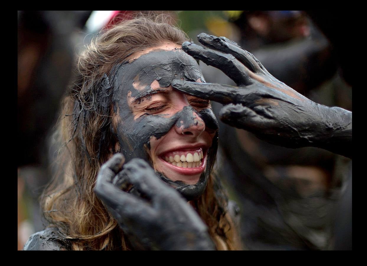 La fiesta 'Bloco de Lama', es una celebración en torno al barro que comenzó en la ciudad brasileña de Paraty, en 1986. Lo que comenzó como una diversión practicada por jóvenes, es en la actualidad todo un evento en la histórica ciudad ubicada a orillas de dos ríos, a 250 kilómetros de Río de Janeiro, que fue durante varios siglos sede del puerto exportador de oro más importante de Brasil. Envolverse en barro, dicen algunos participantes, elimina energías negativas y fluidos perniciosos y puede desarrollar la fantasía