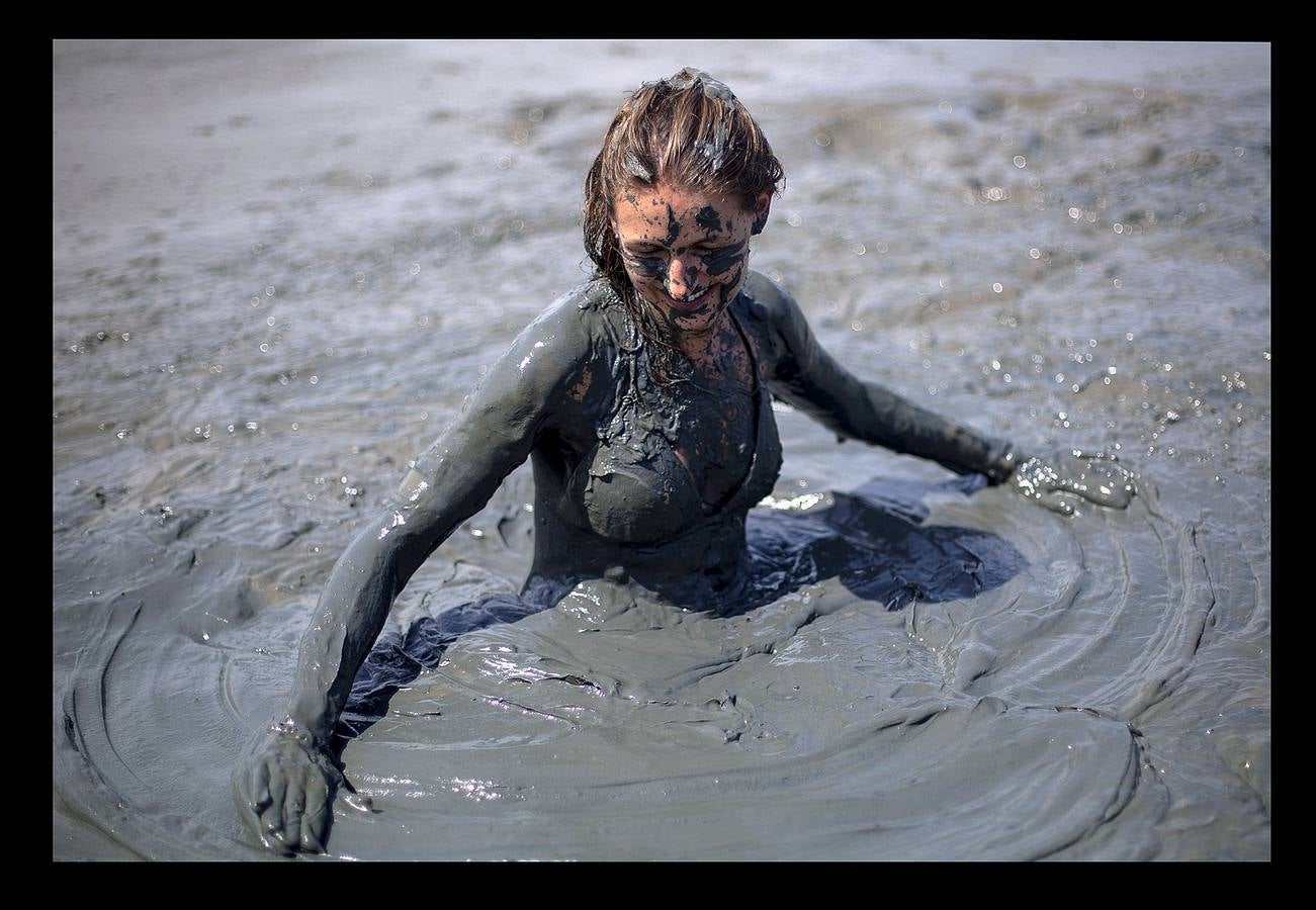 La fiesta 'Bloco de Lama', es una celebración en torno al barro que comenzó en la ciudad brasileña de Paraty, en 1986. Lo que comenzó como una diversión practicada por jóvenes, es en la actualidad todo un evento en la histórica ciudad ubicada a orillas de dos ríos, a 250 kilómetros de Río de Janeiro, que fue durante varios siglos sede del puerto exportador de oro más importante de Brasil. Envolverse en barro, dicen algunos participantes, elimina energías negativas y fluidos perniciosos y puede desarrollar la fantasía