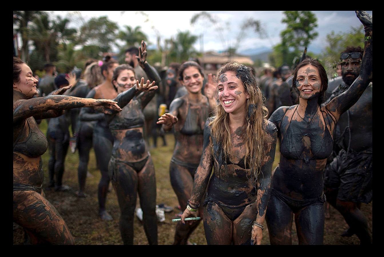 La fiesta 'Bloco de Lama', es una celebración en torno al barro que comenzó en la ciudad brasileña de Paraty, en 1986. Lo que comenzó como una diversión practicada por jóvenes, es en la actualidad todo un evento en la histórica ciudad ubicada a orillas de dos ríos, a 250 kilómetros de Río de Janeiro, que fue durante varios siglos sede del puerto exportador de oro más importante de Brasil. Envolverse en barro, dicen algunos participantes, elimina energías negativas y fluidos perniciosos y puede desarrollar la fantasía