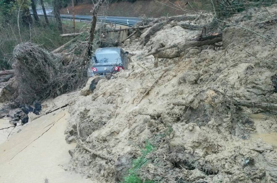 Fotos: Las imágenes del desprendimiento de una ladera en Larrabetzu