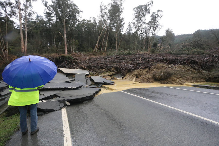 Fotos: Las imágenes del desprendimiento de una ladera en Larrabetzu