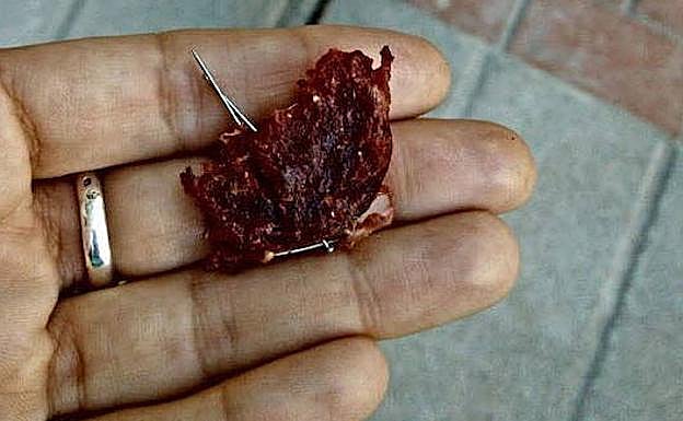 Foto de archivo de un trozo de comida con alfileres.