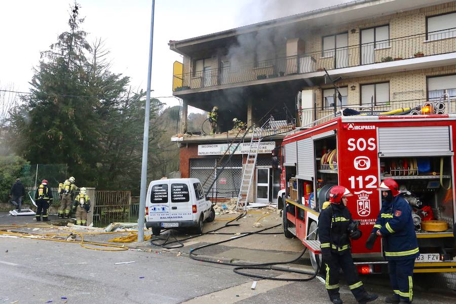 El estallido se ha producido cuando tres operarios realizaban una reparación en la casa de una mujer en Villasana de Mena, que  se ha llevado la peor parte al sufrir quemaduras y caer al piso inferior .