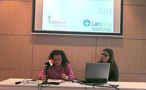 La concejala de Empleo de Arrigorriaga, Maite Barahona, y la técnica Eider Arostegi, durante la presentación de las ayudas.