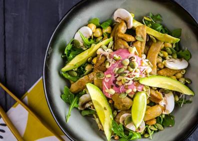 Imagen secundaria 1 - Los galardonados, durante la entrega de los premios que concede el Basque Culinary Center, y otras dos preparaciones de Heura: en ensalada y en brochetas.