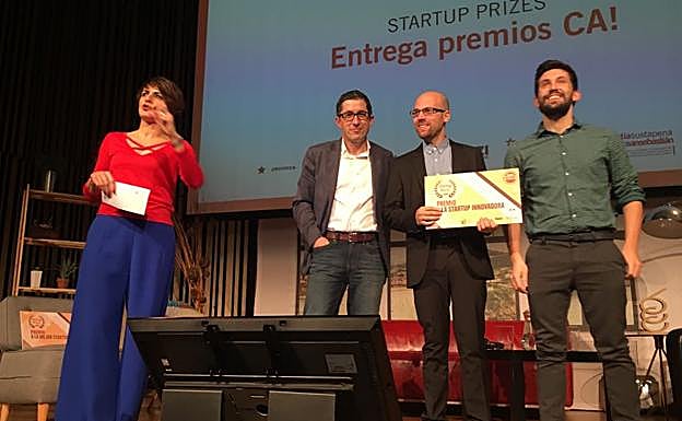 Imagen principal - Los galardonados, durante la entrega de los premios que concede el Basque Culinary Center, y otras dos preparaciones de Heura: en ensalada y en brochetas.