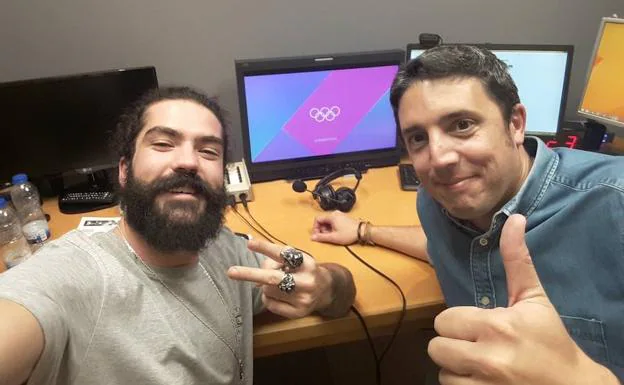 El ’rider’ Regino Hernández posa con el locutor José Manuel Tallada en los estudios de Eurosport. 