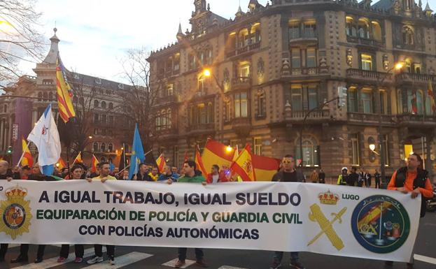 Policías nacionales y guardias civiles se manifiestan en Bilbao por la igualdad salarial