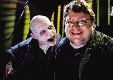 Imagen secundaria 1 - Guillermo del Toro en los rodajes de 'El laberinto del fauno' (2006), la serie 'The Strain' (2014) y 'Hellboy' (2006).