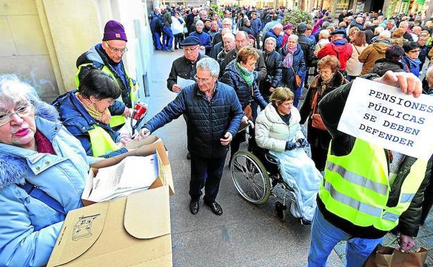 Los asistentes al multitudinario acto de protesta devolvieron a la ministra Báñez la carta en la que se les informaba de las revalorización de sus pagas. 