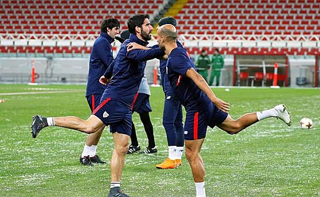 Raúl García y Mikel Rico, durante un entrenamiento en Moscú.