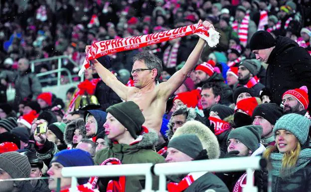 ¿Frío? Un aficionado del Spartak extiende una bufanda de su equipo durante el encuentro de ida disputado en Moscú.