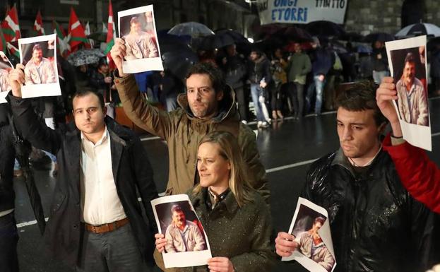 Los líderes del PP vasco, Borja Sémper y Amaya Fernandez, realizan una protesta durante el recibimiento de los etarras Ignacio Otaño e Iñaki Igerategi, en la localidad de Andoain