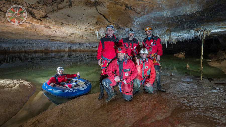 Los espeleofotógrafos alaveses de Ilunpe Art pueden pasar doce horas a decenas de metros de profundidad hasta lograr la imagen perfecta