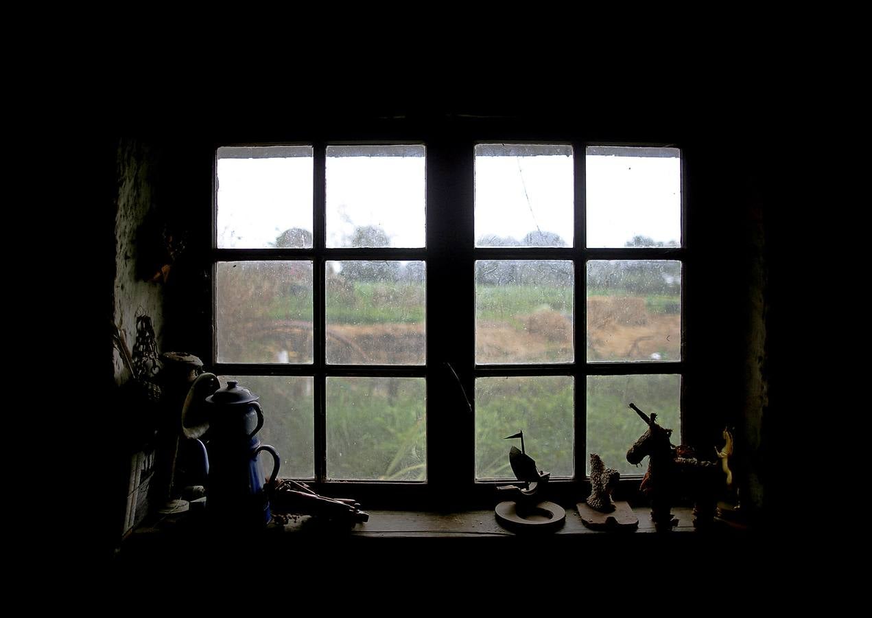 Cuando la maquinaria agrícola revolucionó la agricultura francesa en los años posteriores a la Segunda Guerra Mundial, un joven Jean-Bernard Huon le dio la espalda a la nueva tecnología. Medio siglo después, en su destartalada granja de Riec-sur-Belon, en un rincón del sur de Bretaña, Jean-Bernard -70 años y una barba muy blanca- todavía usa bueyes para arar sus campos, ordeña sus ocho vacas, muele la harina a mano y recoge incansable el estiércol para fertilizar los cultivos que alimentan a su ganado. "Soy un extraño feliz", dice Huon en la granja donde vive sin agua caliente: "Nunca he sido rico, pero ¿qué me importa?".