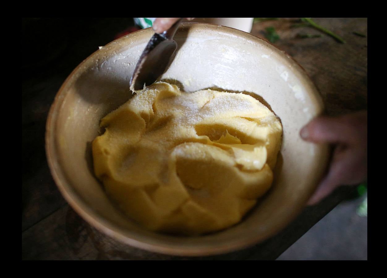 Cuando la maquinaria agrícola revolucionó la agricultura francesa en los años posteriores a la Segunda Guerra Mundial, un joven Jean-Bernard Huon le dio la espalda a la nueva tecnología. Medio siglo después, en su destartalada granja de Riec-sur-Belon, en un rincón del sur de Bretaña, Jean-Bernard -70 años y una barba muy blanca- todavía usa bueyes para arar sus campos, ordeña sus ocho vacas, muele la harina a mano y recoge incansable el estiércol para fertilizar los cultivos que alimentan a su ganado. "Soy un extraño feliz", dice Huon en la granja donde vive sin agua caliente: "Nunca he sido rico, pero ¿qué me importa?".