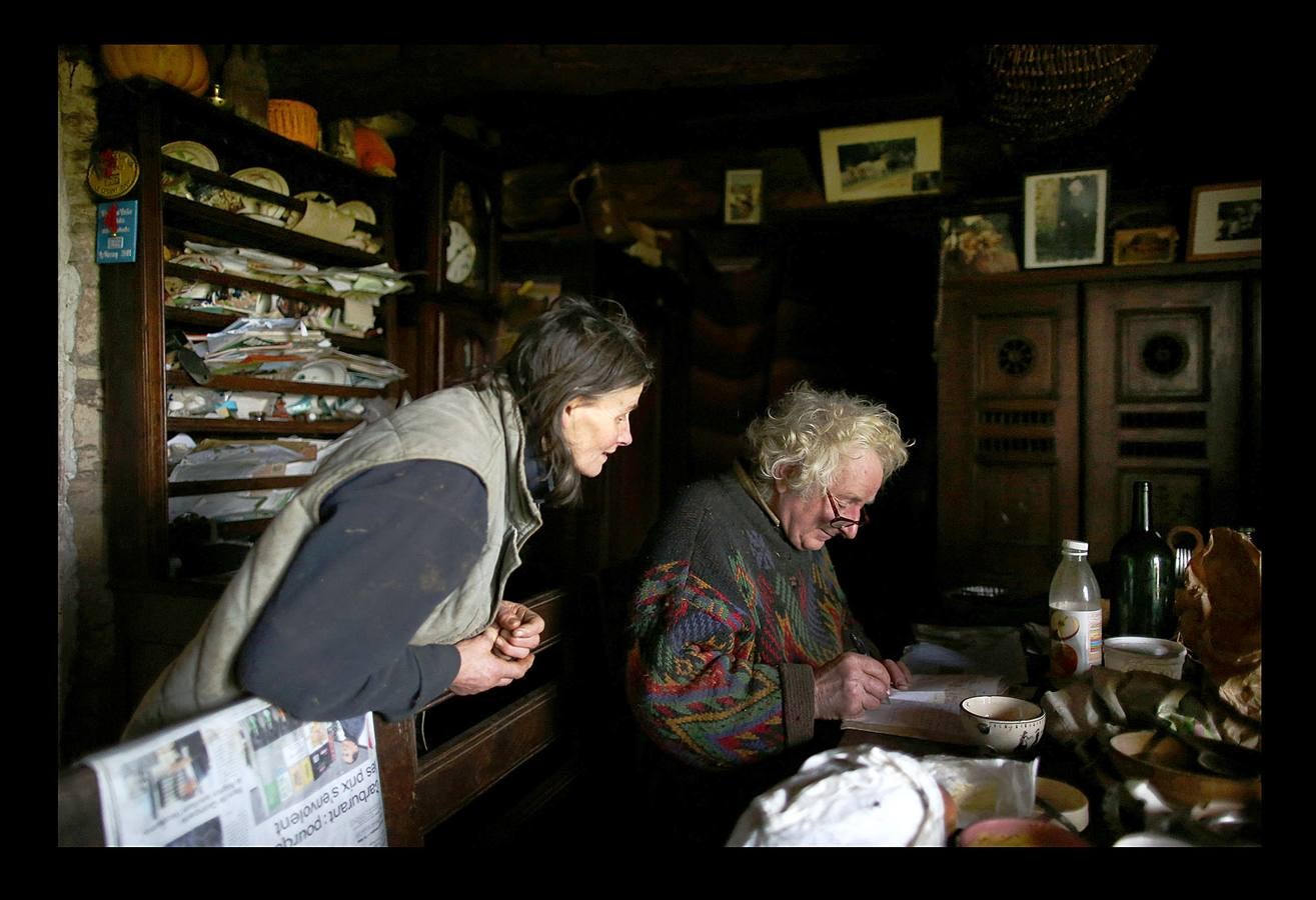 Cuando la maquinaria agrícola revolucionó la agricultura francesa en los años posteriores a la Segunda Guerra Mundial, un joven Jean-Bernard Huon le dio la espalda a la nueva tecnología. Medio siglo después, en su destartalada granja de Riec-sur-Belon, en un rincón del sur de Bretaña, Jean-Bernard -70 años y una barba muy blanca- todavía usa bueyes para arar sus campos, ordeña sus ocho vacas, muele la harina a mano y recoge incansable el estiércol para fertilizar los cultivos que alimentan a su ganado. "Soy un extraño feliz", dice Huon en la granja donde vive sin agua caliente: "Nunca he sido rico, pero ¿qué me importa?".
