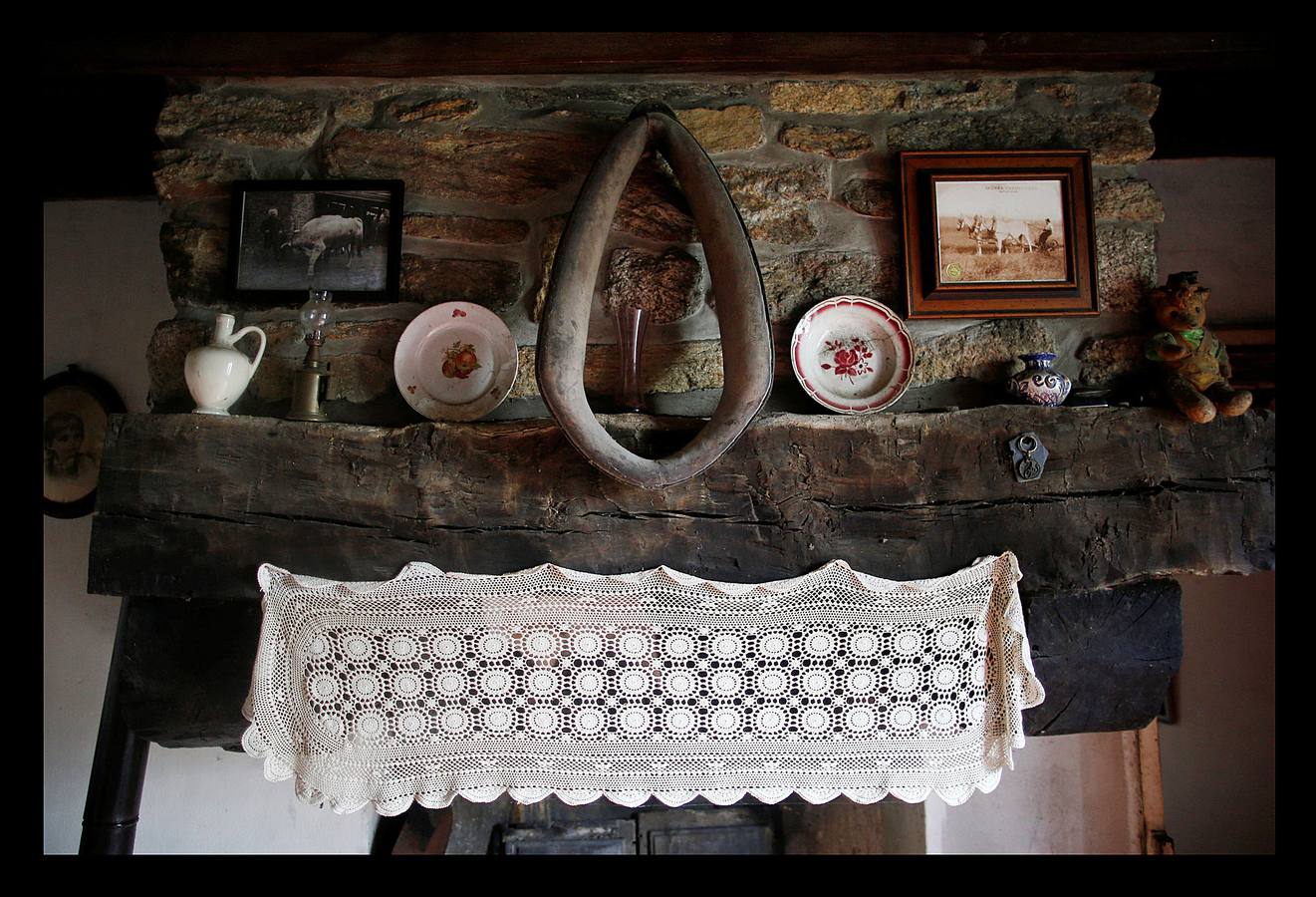 Cuando la maquinaria agrícola revolucionó la agricultura francesa en los años posteriores a la Segunda Guerra Mundial, un joven Jean-Bernard Huon le dio la espalda a la nueva tecnología. Medio siglo después, en su destartalada granja de Riec-sur-Belon, en un rincón del sur de Bretaña, Jean-Bernard -70 años y una barba muy blanca- todavía usa bueyes para arar sus campos, ordeña sus ocho vacas, muele la harina a mano y recoge incansable el estiércol para fertilizar los cultivos que alimentan a su ganado. "Soy un extraño feliz", dice Huon en la granja donde vive sin agua caliente: "Nunca he sido rico, pero ¿qué me importa?".