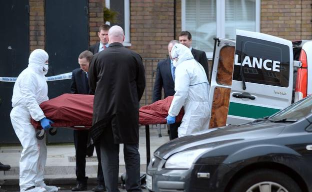 Retirada del cadáver de Eddie Hutch, hermano de ‘The Monk’, asesinado en Dublín en febrero de 2016.