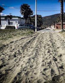 Imagen secundaria 2 - Arriba, dos guardias civiles vigilan el Estrecho desde la costa gaditana. Abajo a la izquierda, zona en la que había un radar oculto. Abajo a la derecha, salida que utilizaban los narcotraficantes desde la playa.